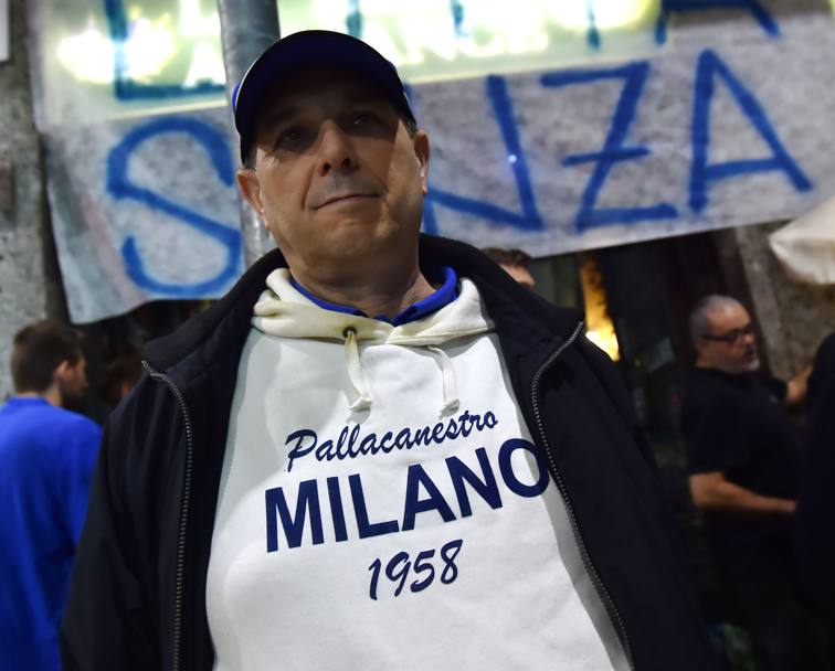 Un tifoso con la maglia della Pallacanestro Milano